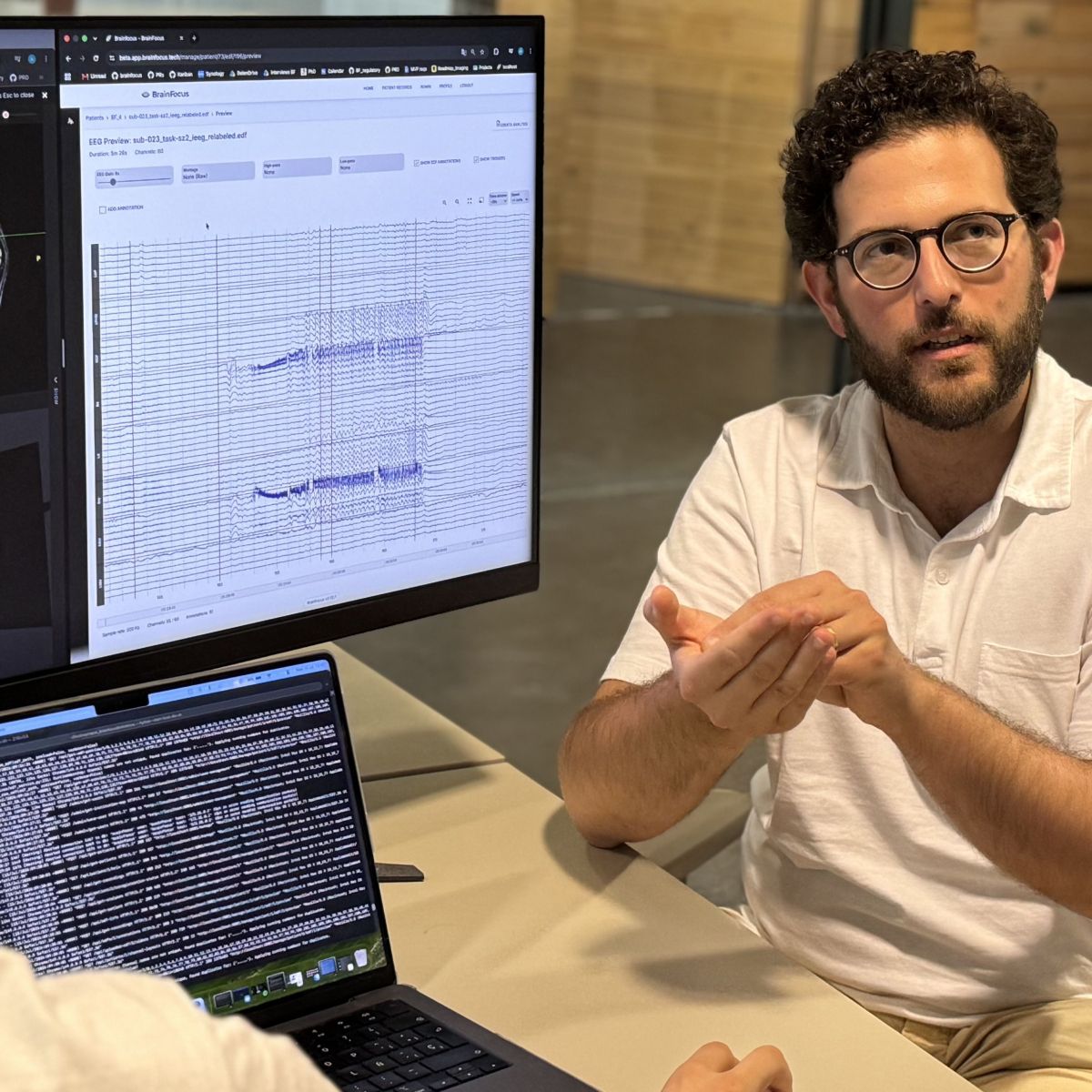 Manel Vila-Vidal reviewing an iEEG recording in BrainFocus